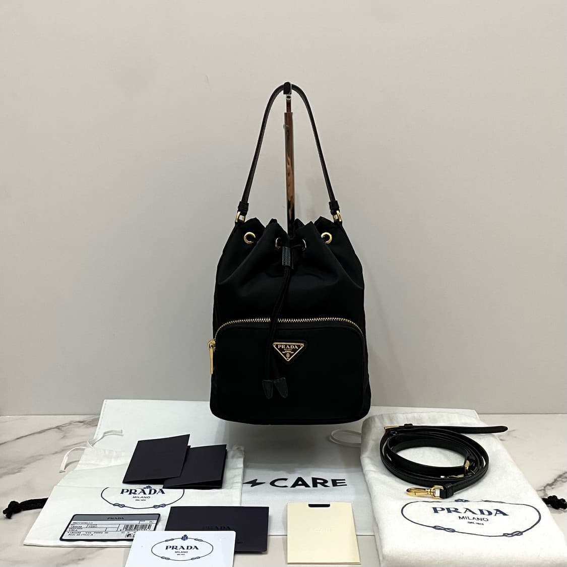 거의새것 프라다 듀엣 리나일론 삼각로고 버킷백 1BH038 블랙 상품이미지1