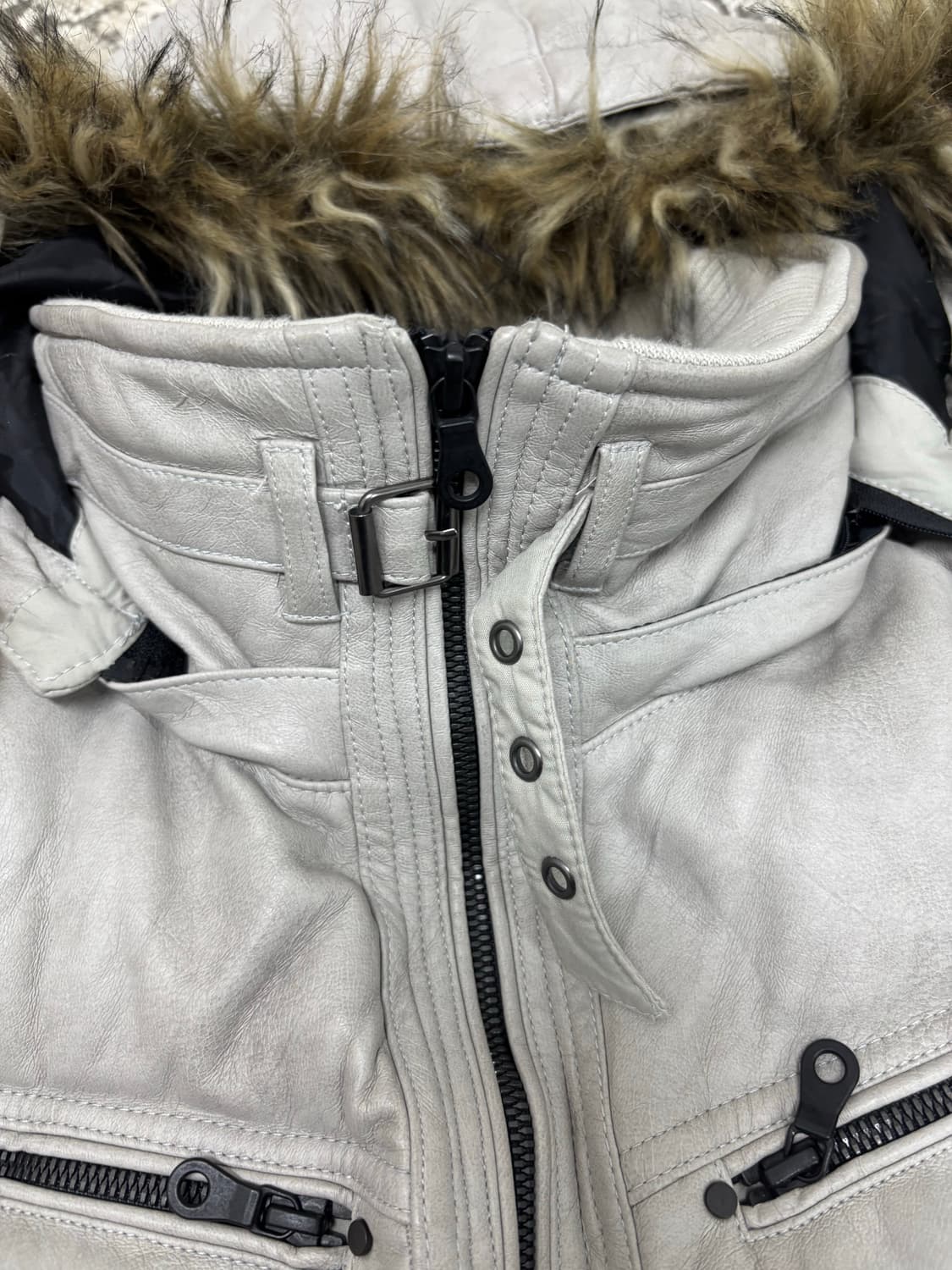 [HIDEAWAYS Nicole]VKEI Grey Leather Down 상품이미지8