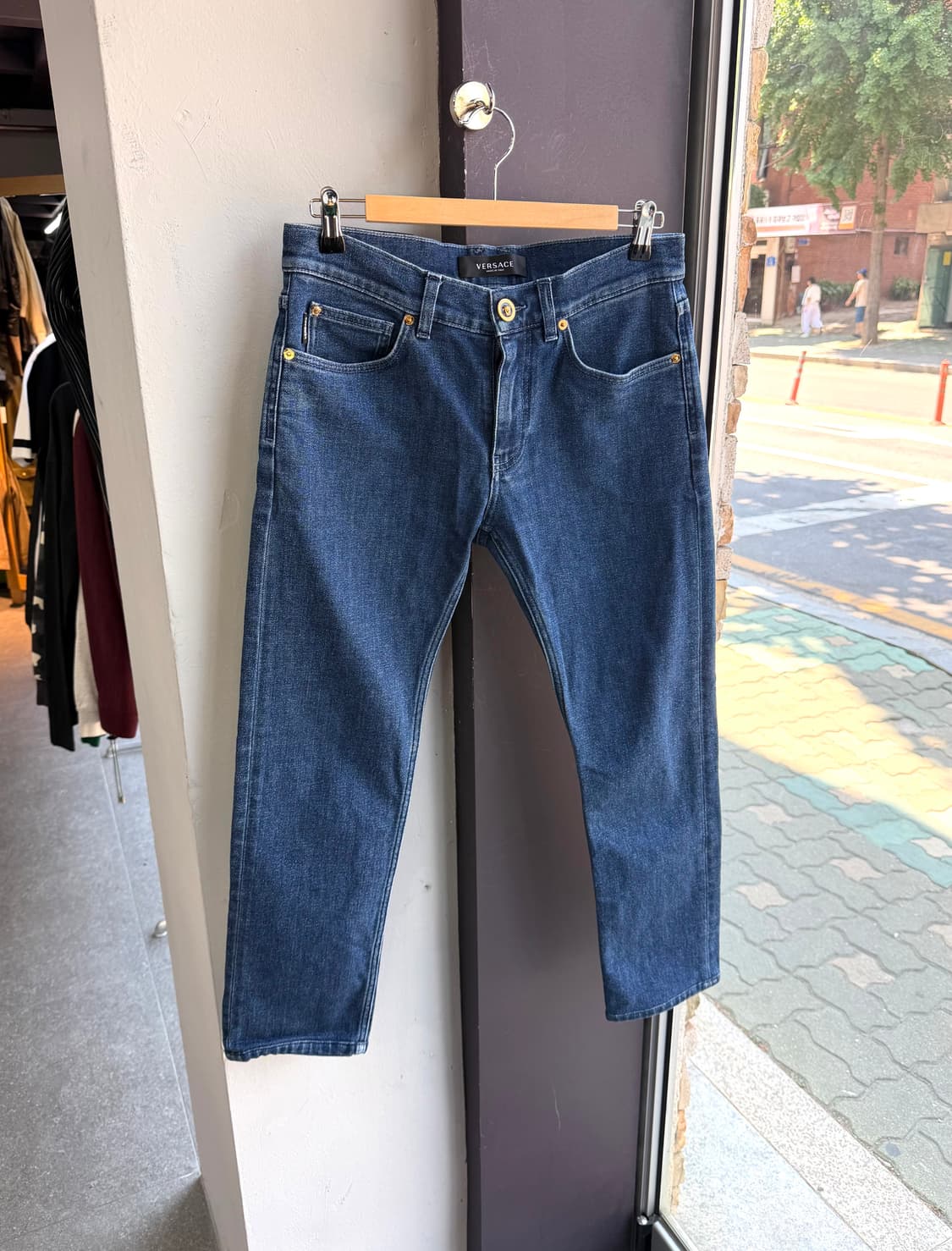 30/ 베르사체 메두사 백로고 데님팬츠 상품이미지3