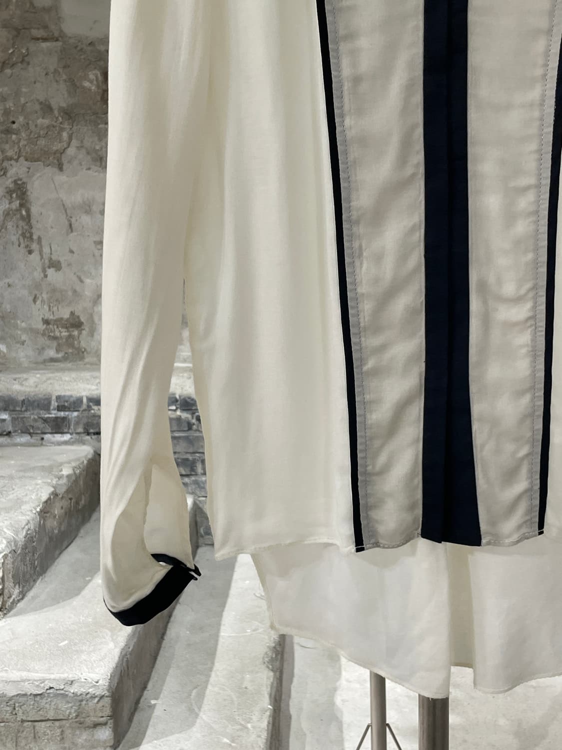 헬무트랭 아이보리 히든 버튼 배색 비스코스 블라우스 상품이미지4