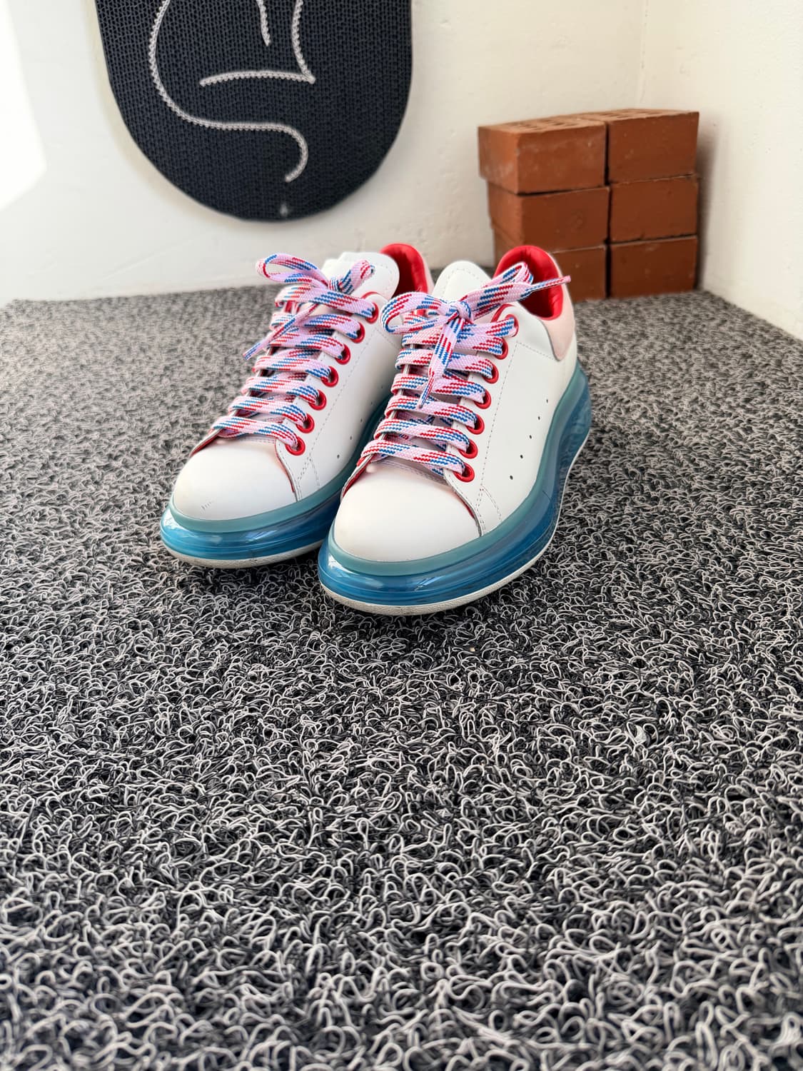 알렉산더 맥퀸 투명 에어솔 스니커즈 (화이트/블루) 상품이미지1