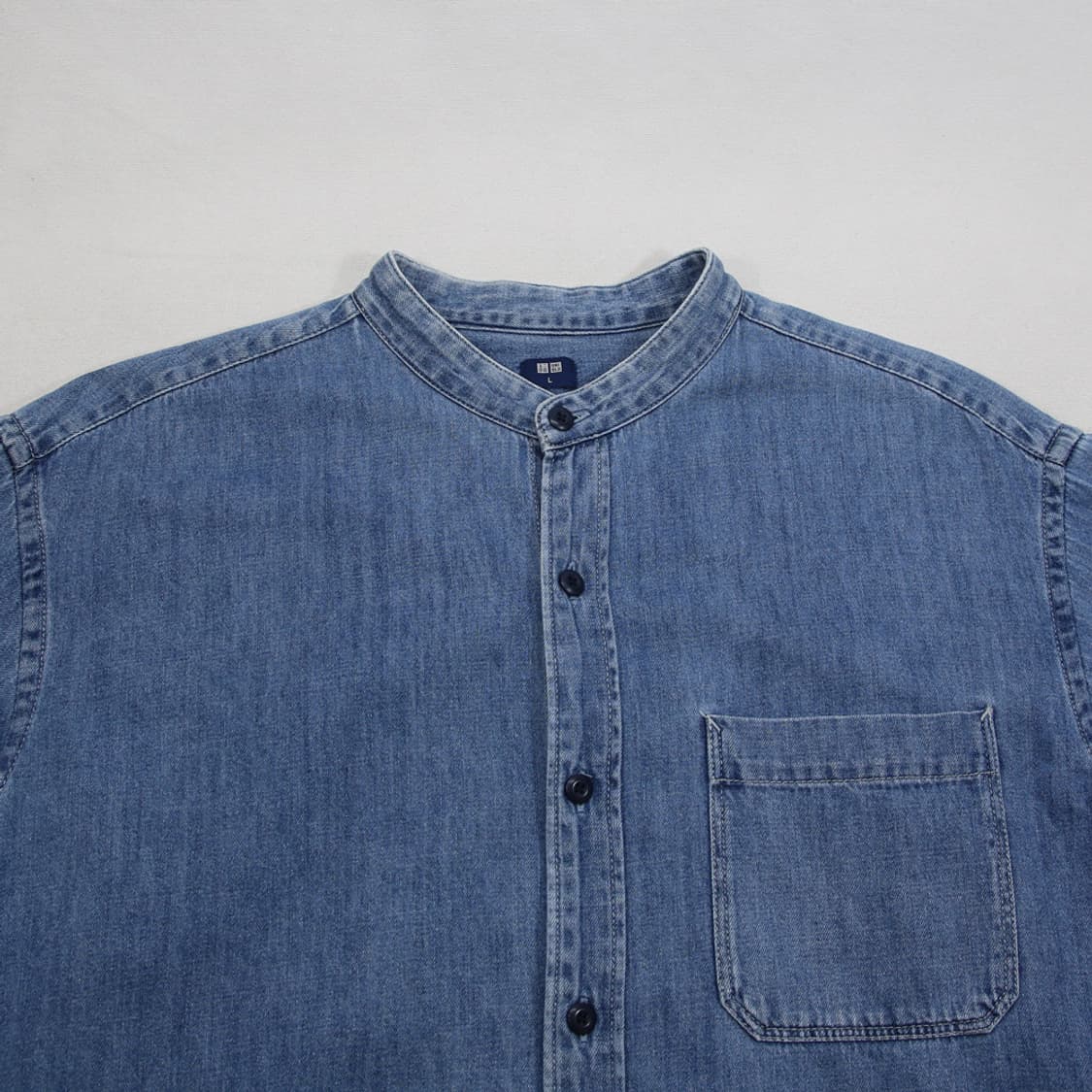 (착용컷) 유니클로 헨리넥 데님 셔츠 (남성용 100) 상품이미지4