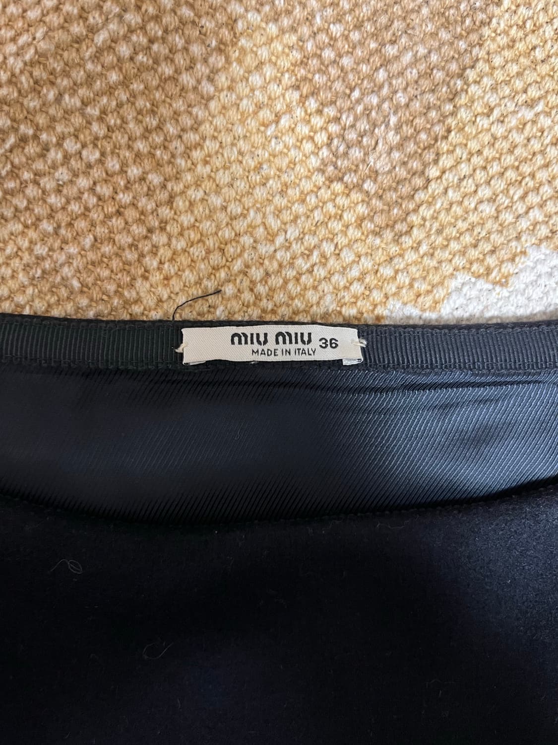 미우미우 블랙 미디 스커트 상품이미지3