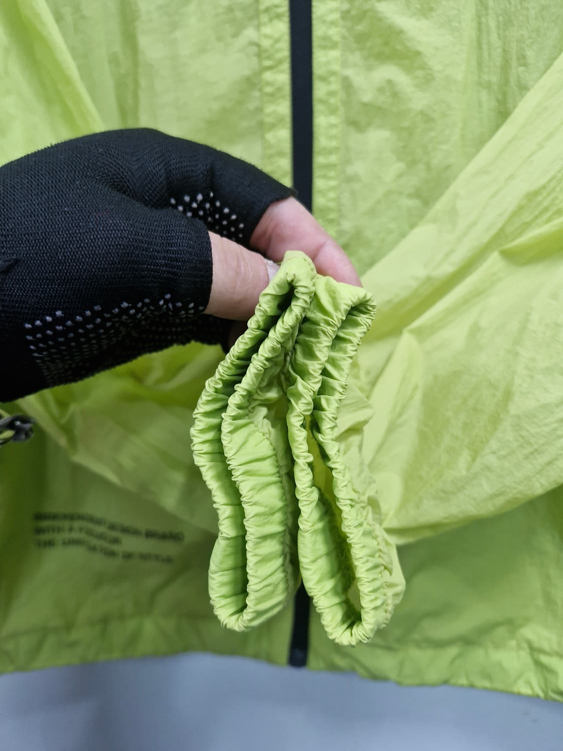 100L 라이프워크 네온 후드 바람막이 자켓. 상품이미지4