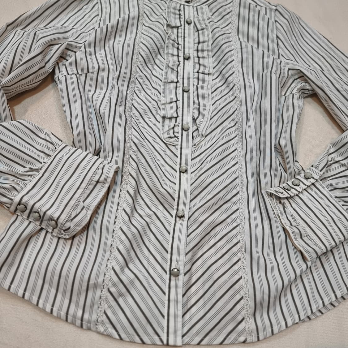 악세즈 팜므(axes femme) 스트라이프 프릴 블라우스 상품이미지2