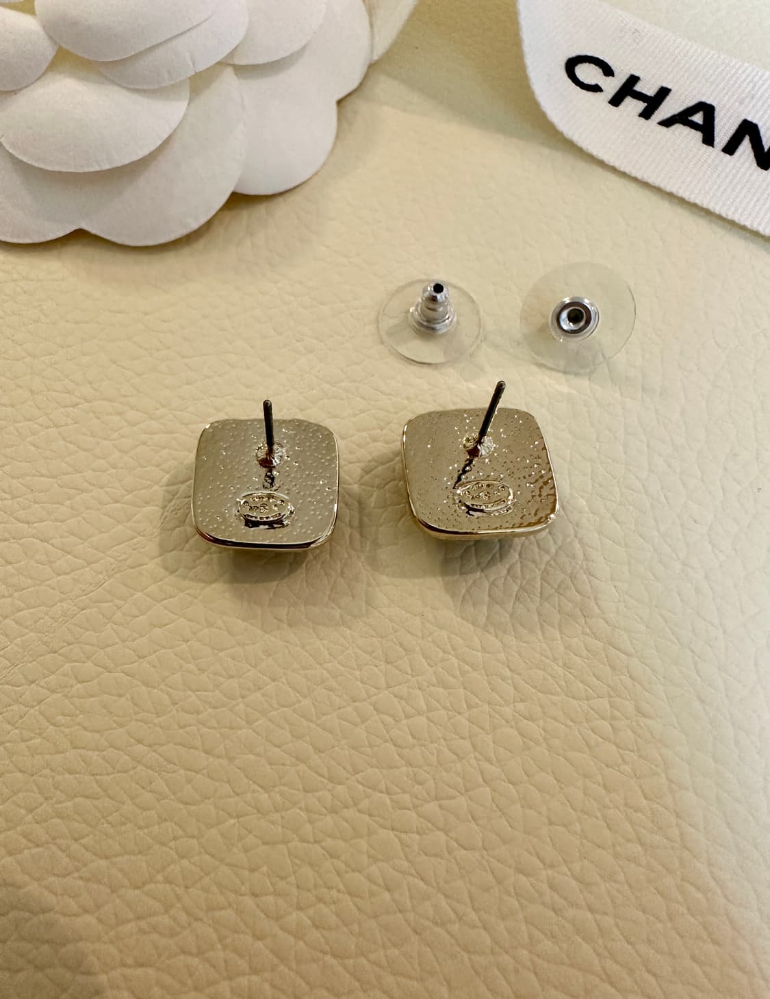 샤넬 업사이클링 펄사각 블랙단추 귀걸이 상품이미지4