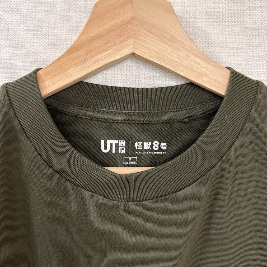 [S] 유니클로 UT 괴수8호 티셔츠 카키 상품이미지3