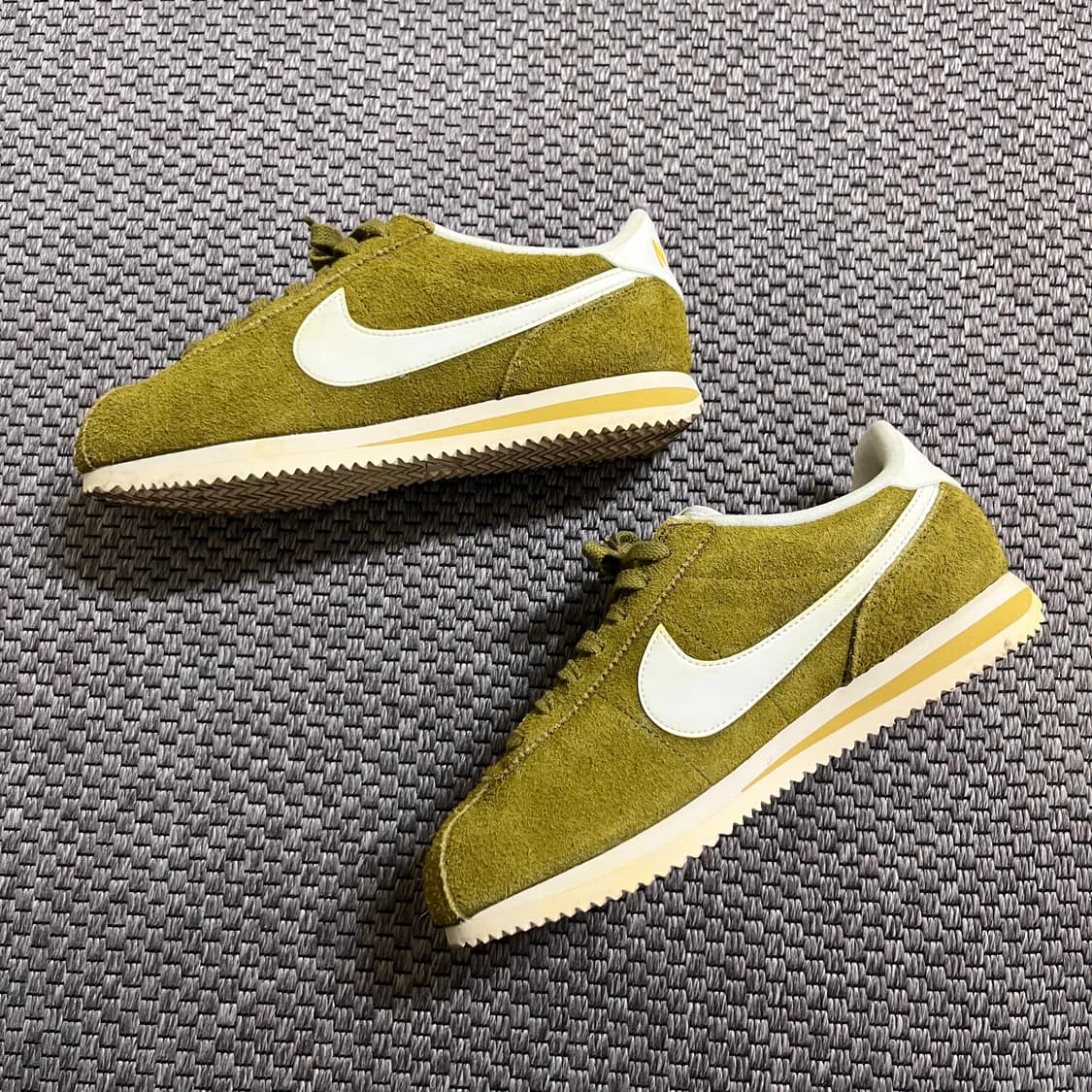 나이키 코르테즈 SE 스웨이드 인피니트 골드 상품이미지1