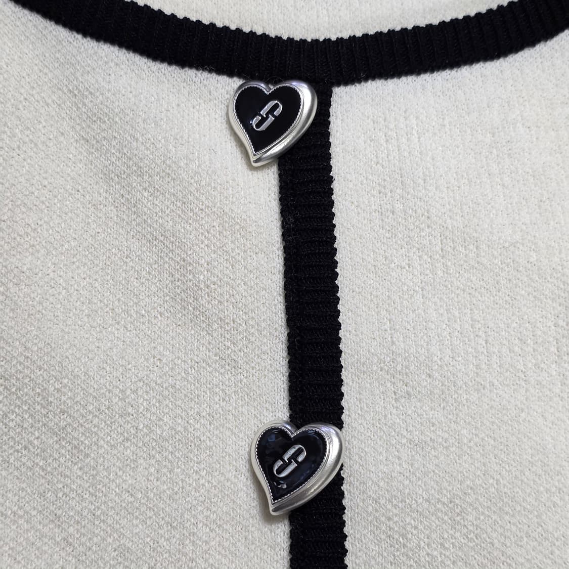 0795 [jj jigott]배색 리본 하트 버튼 풀 오버 니트55-66 상품이미지5