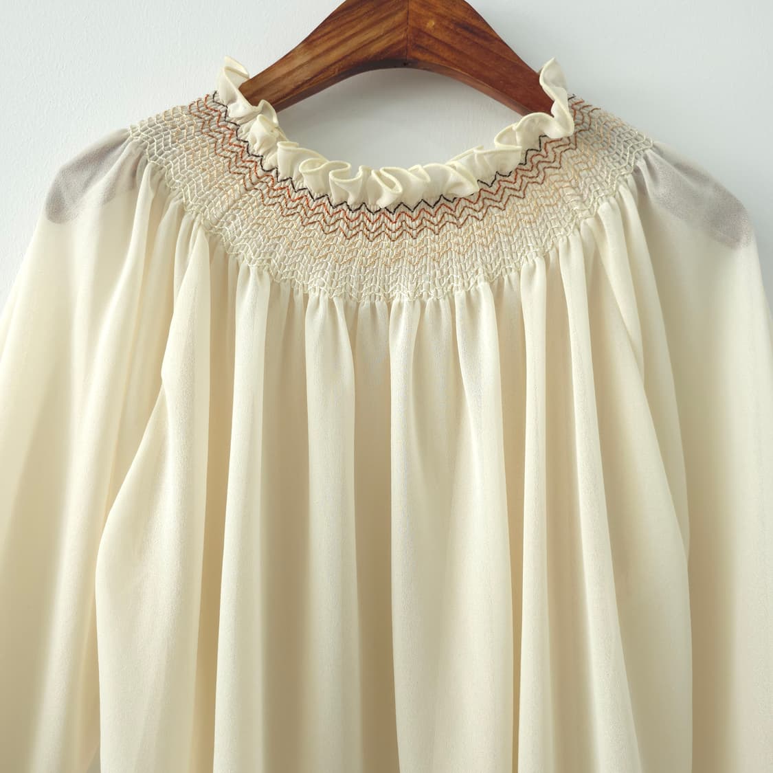 프릴넥 스모크 아이보리 셔링 쉬폰 블라우스  상품이미지3