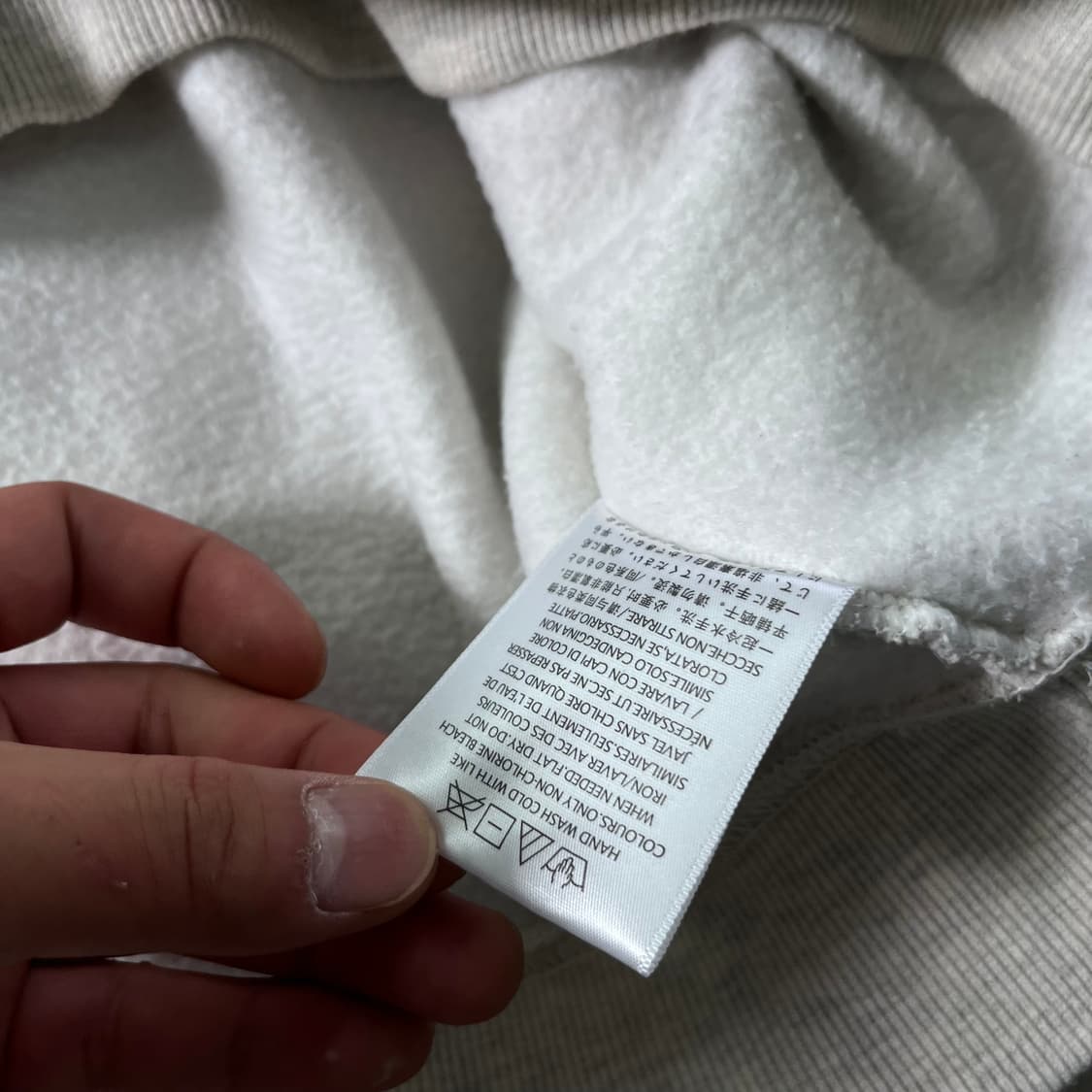 105 피오갓 에센셜 백로고 후드티 상품이미지8