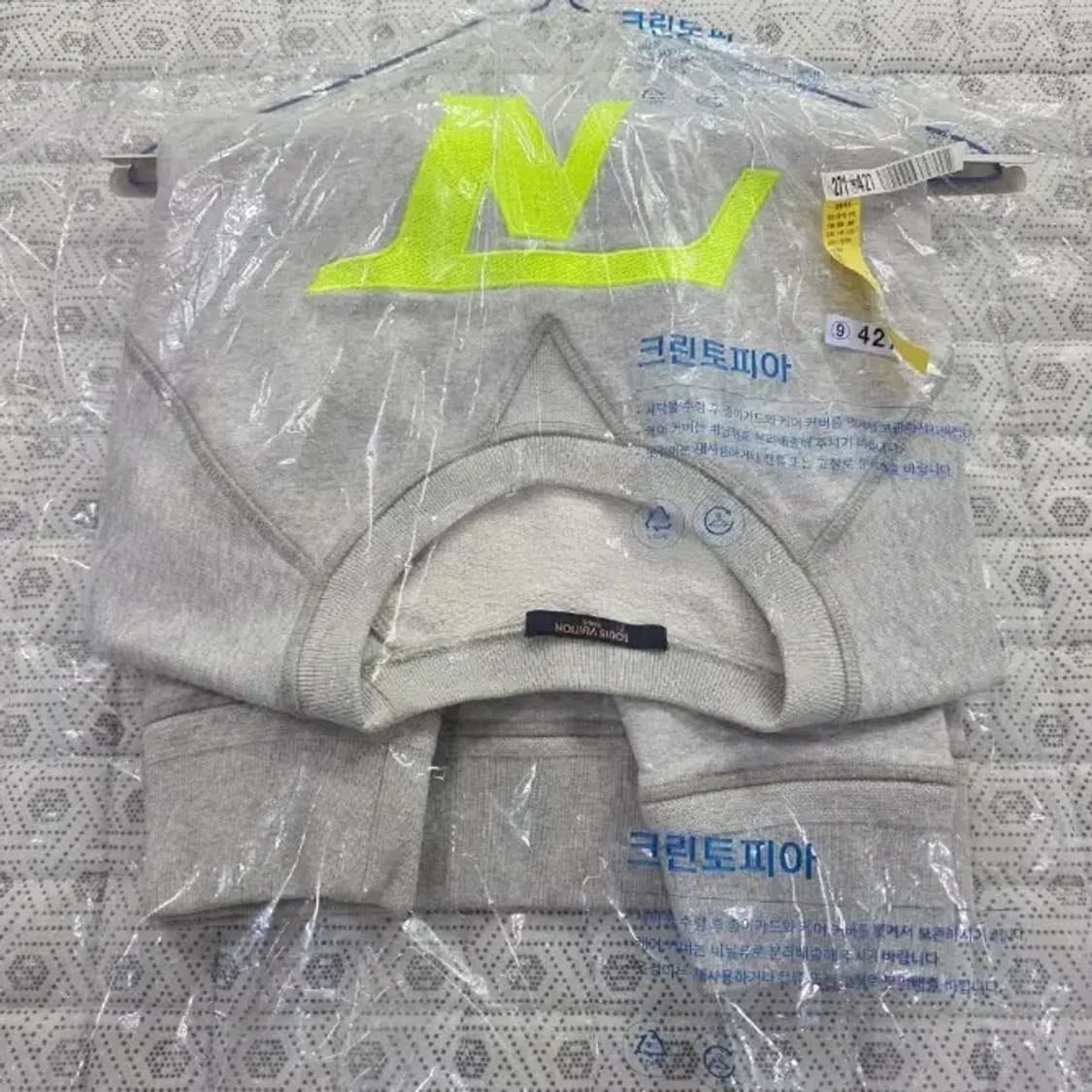 루이비통 네온 로고 맨투맨 그레이 L (드라이완료) 상품이미지2