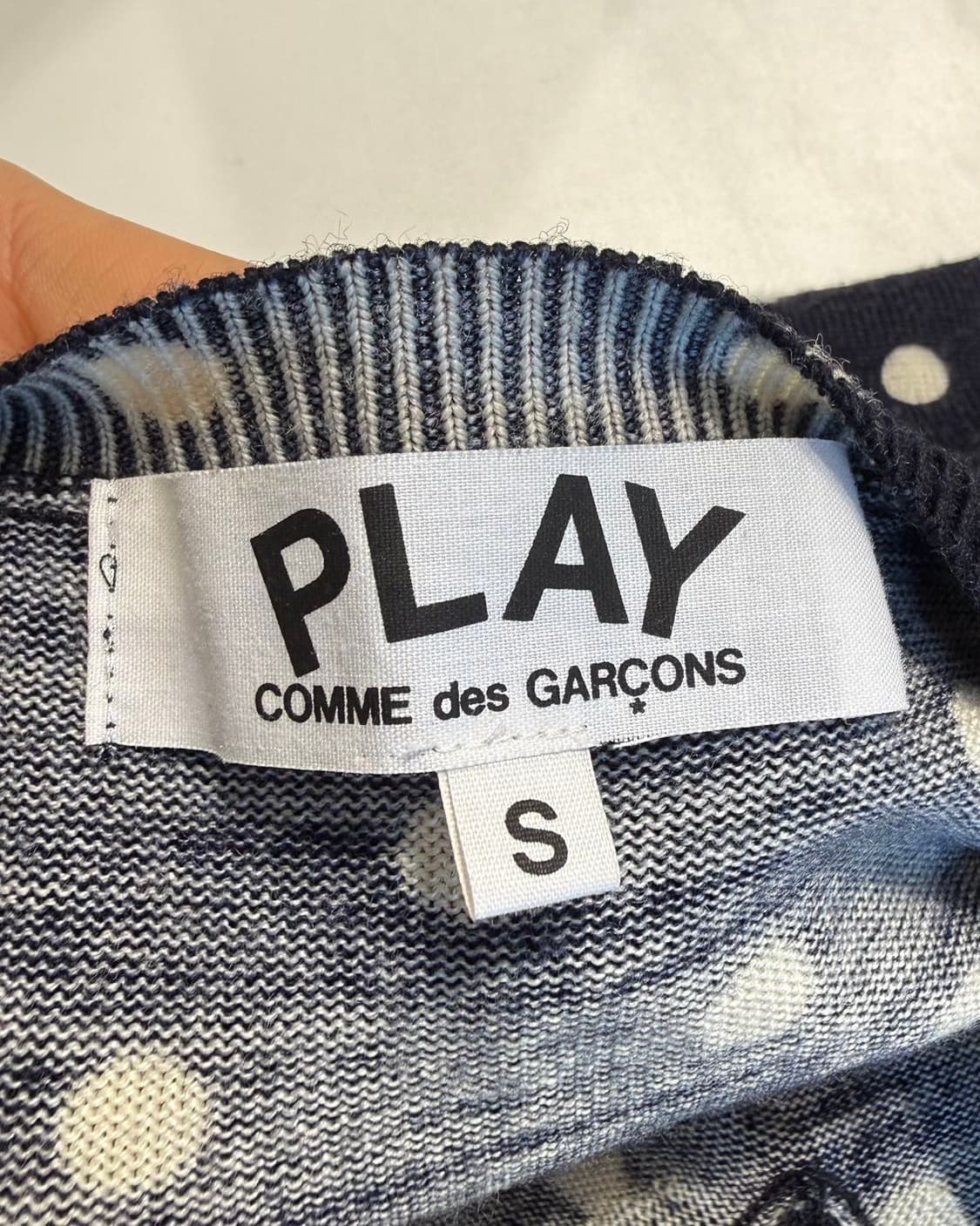 꼼데가르송 플레이 네이비 폴카 도트 브이넥 니트  상품이미지8