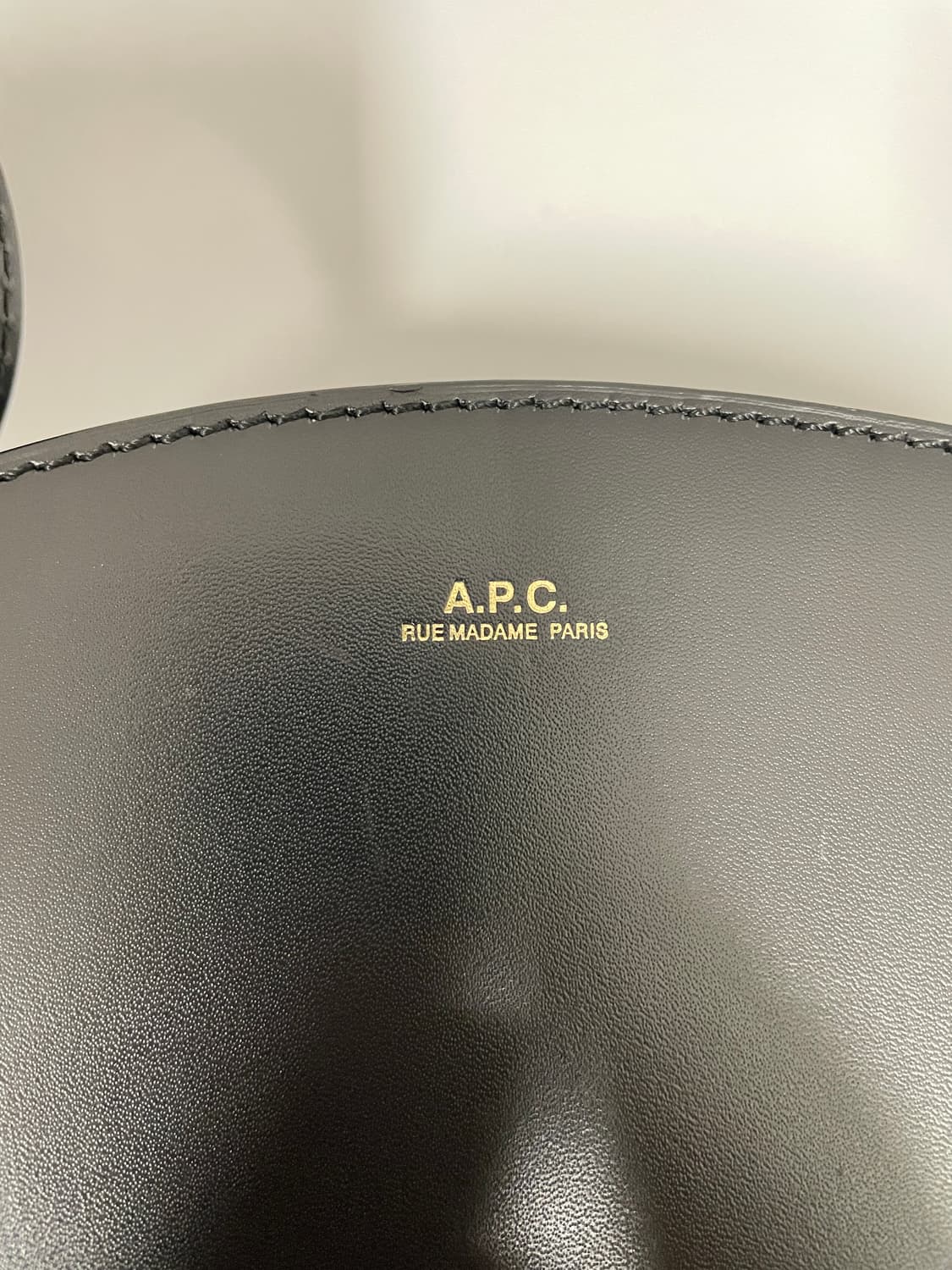 A.P.C 하프 문 미니 크로스백 상품이미지2