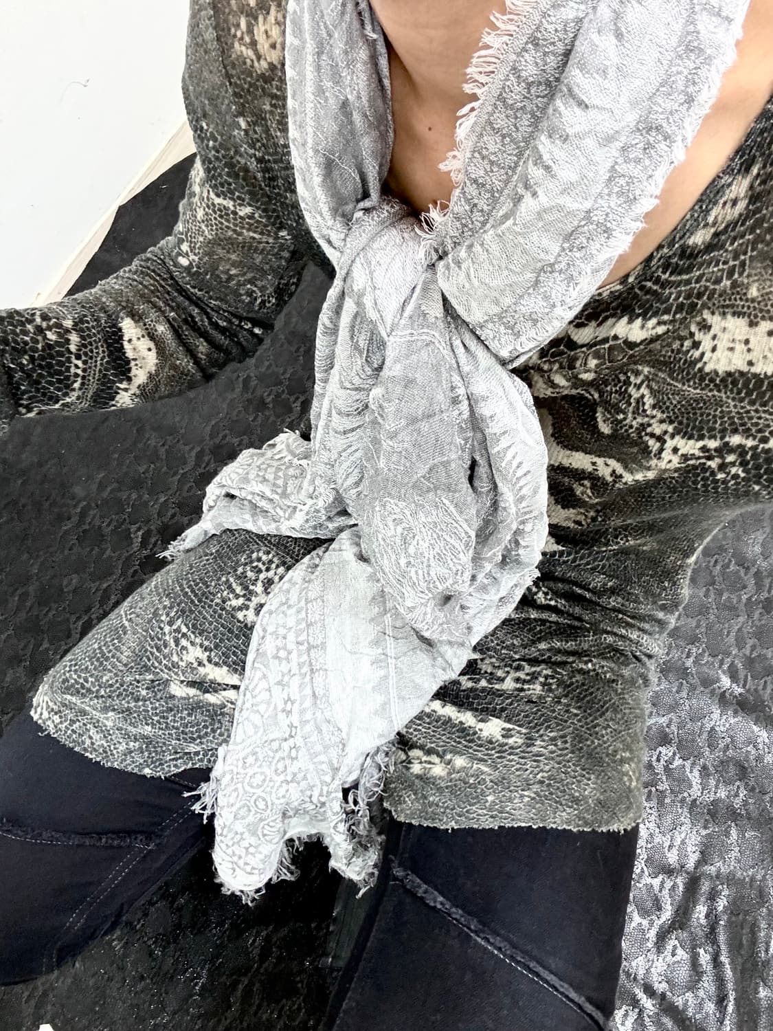 “Vintage” Grey Printing Scarf 상품이미지1
