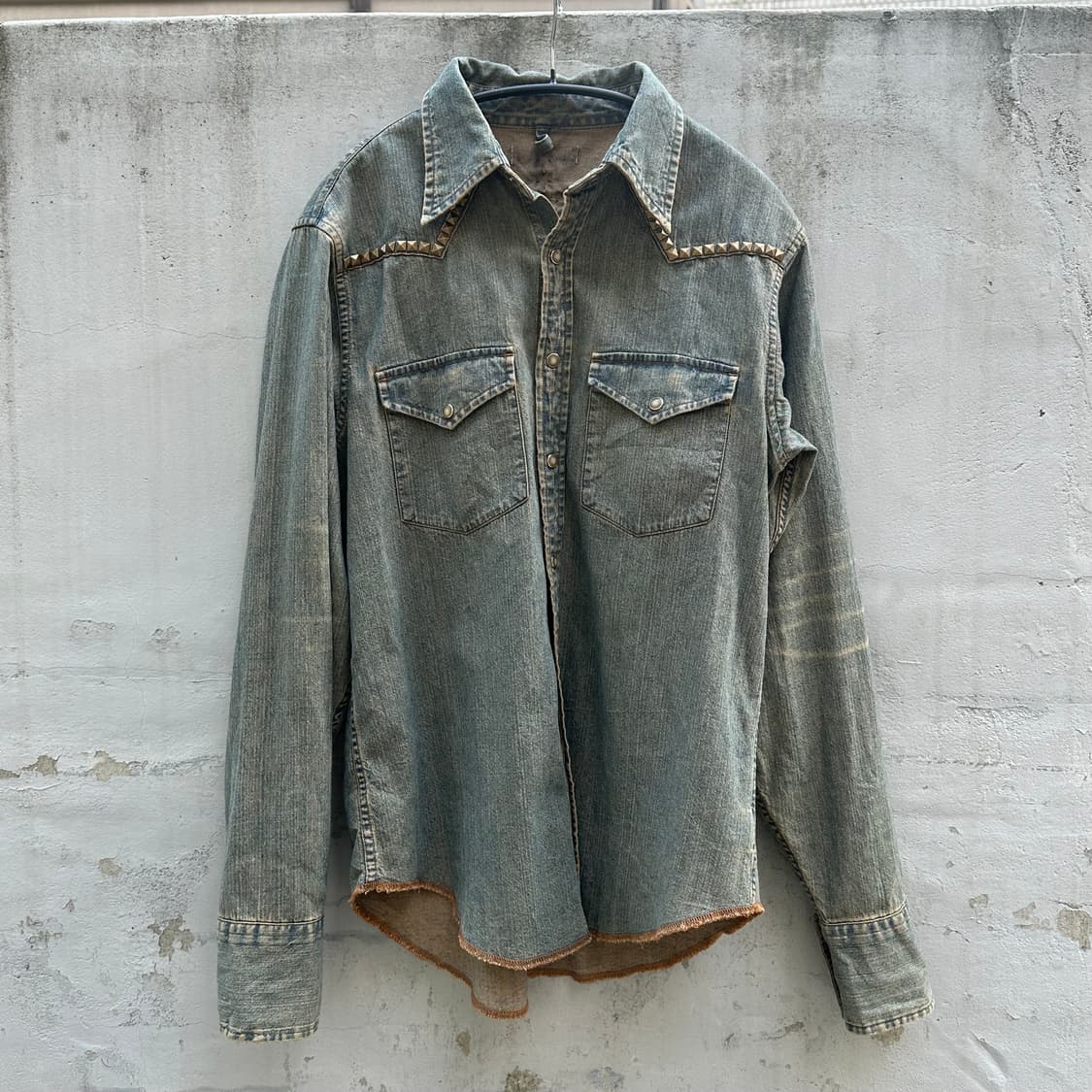grunge mood studded denim shirt 상품이미지1