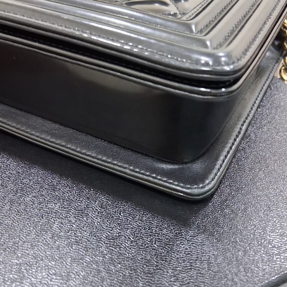 샤넬 보이백 라지 블랙 페이턴트 금장 22번대 정품감정서 상품이미지6