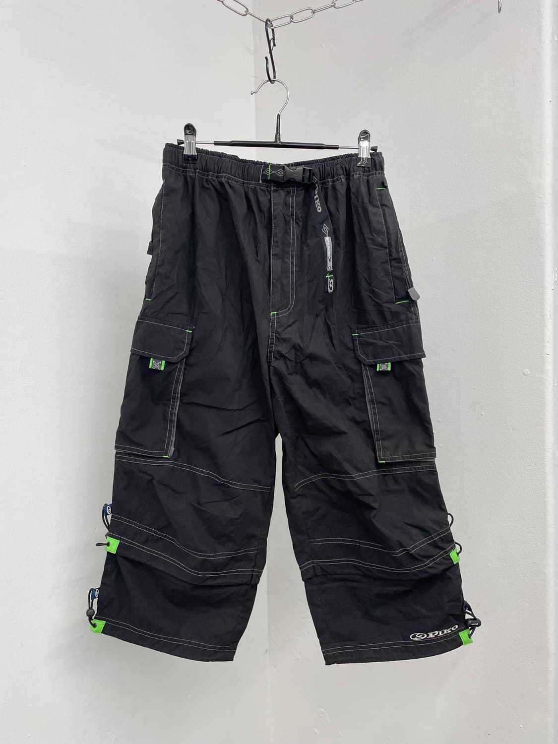 피코 블랙 절개 디테일 카고팬츠 상품이미지1