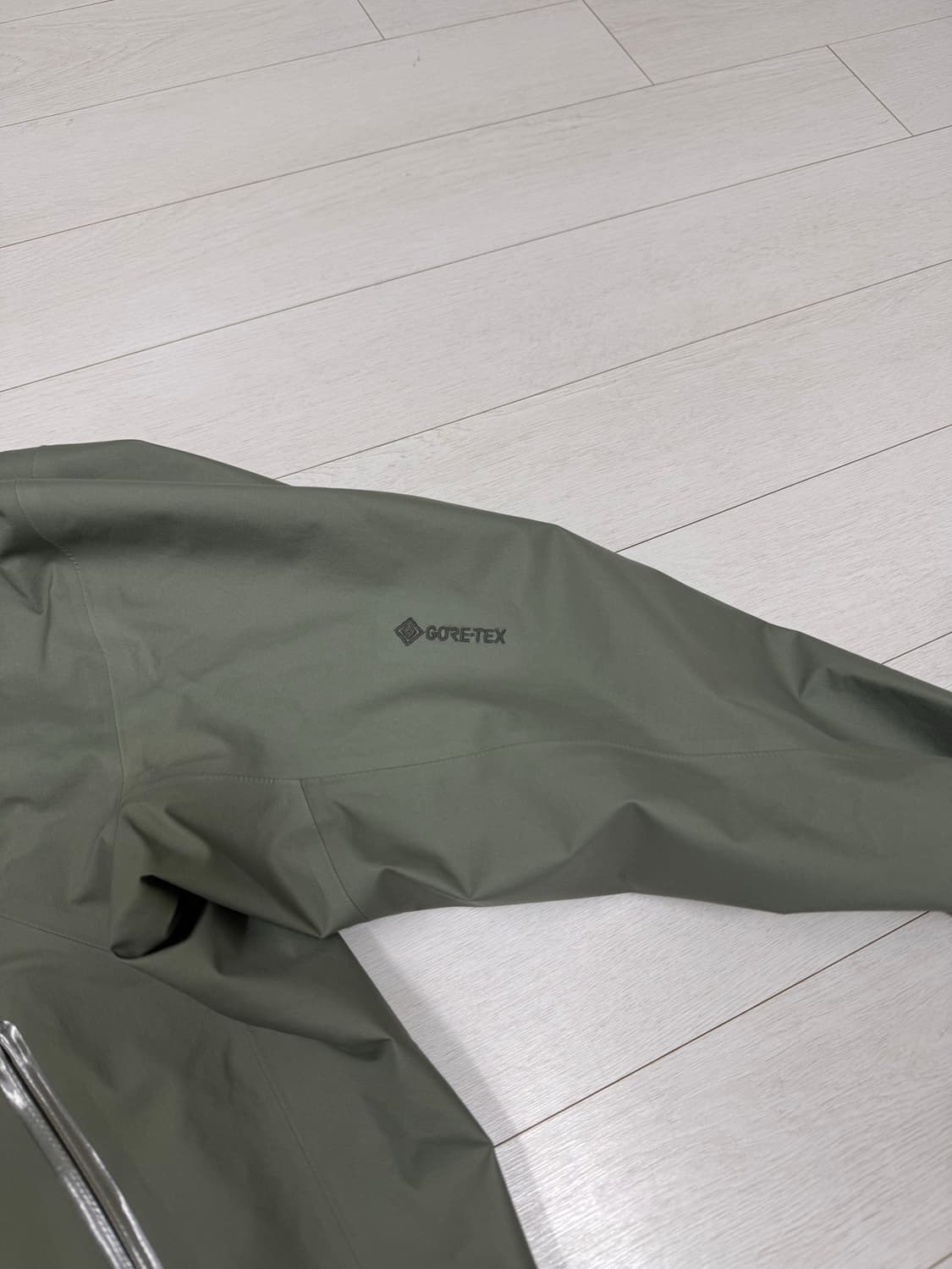 아크테릭스 베타 자켓 M사이즈 판매합니다. 색상은 카키색이고, 전체적으로 상품이미지6