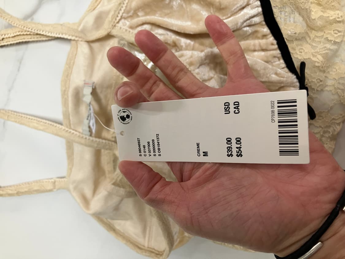 kimchi blue 벨벳 리본 레이스 시스루 캐미 나시 탑 상품이미지5