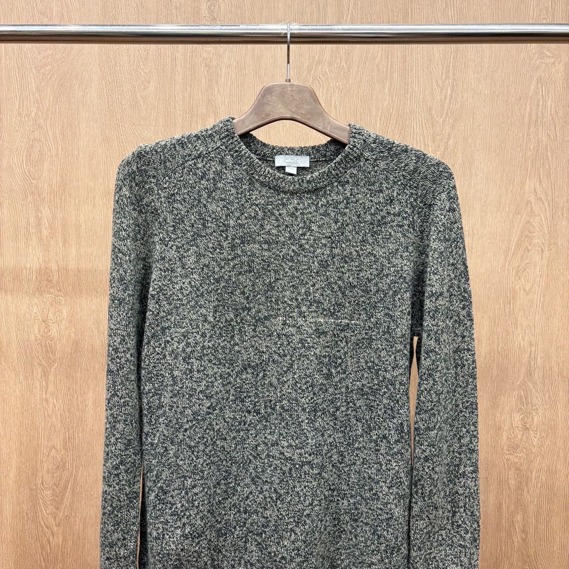 코스 레귤러핏 라운드넥 울 긴팔 니트 멜란지 짜임 리브 마감 디테일 카키 상품이미지4