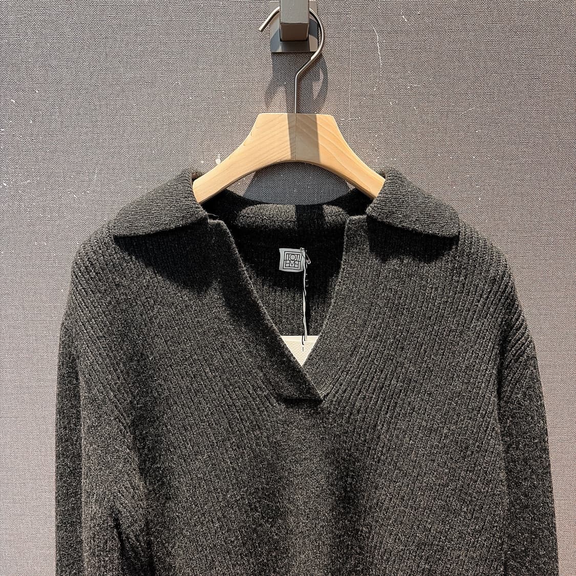 (정품/새상품) TOTEME 토템 여성 차콜 울 폴로 니트 상품이미지2