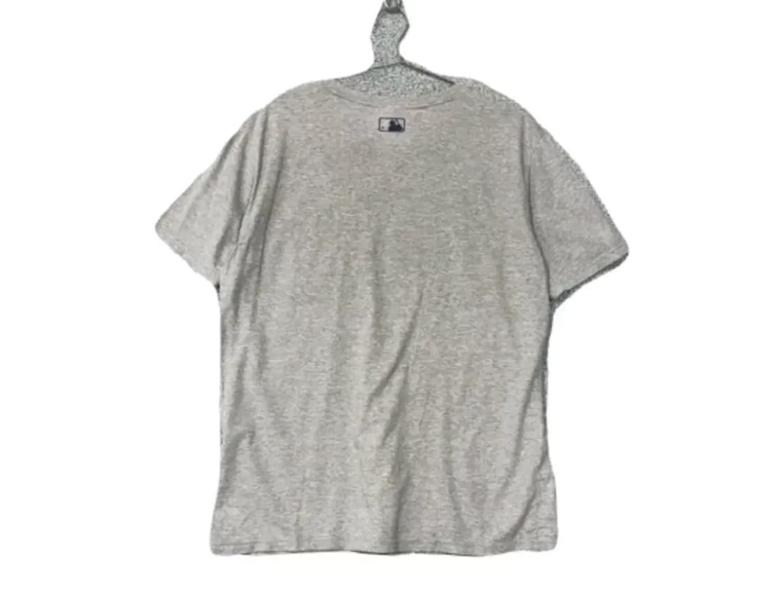 엠엘비 mlb 뉴욕양키즈 로고 포켓 회색 반팔티 상품이미지2