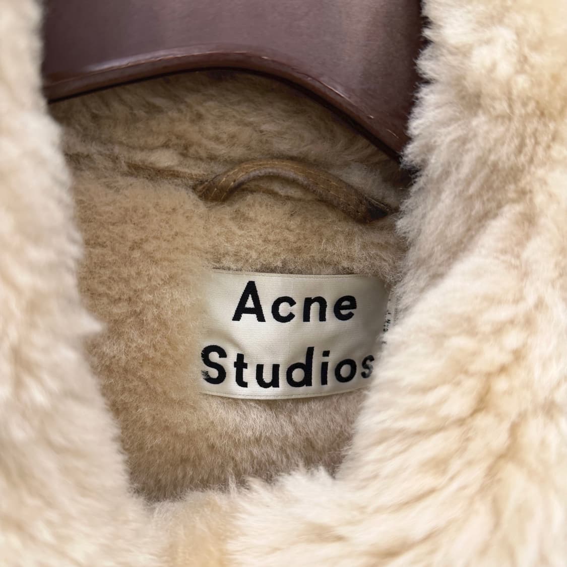 아크네 스튜디오 시어링 무스탕 자켓 언밸런스 지퍼 사이드 포켓 베이지 상품이미지6