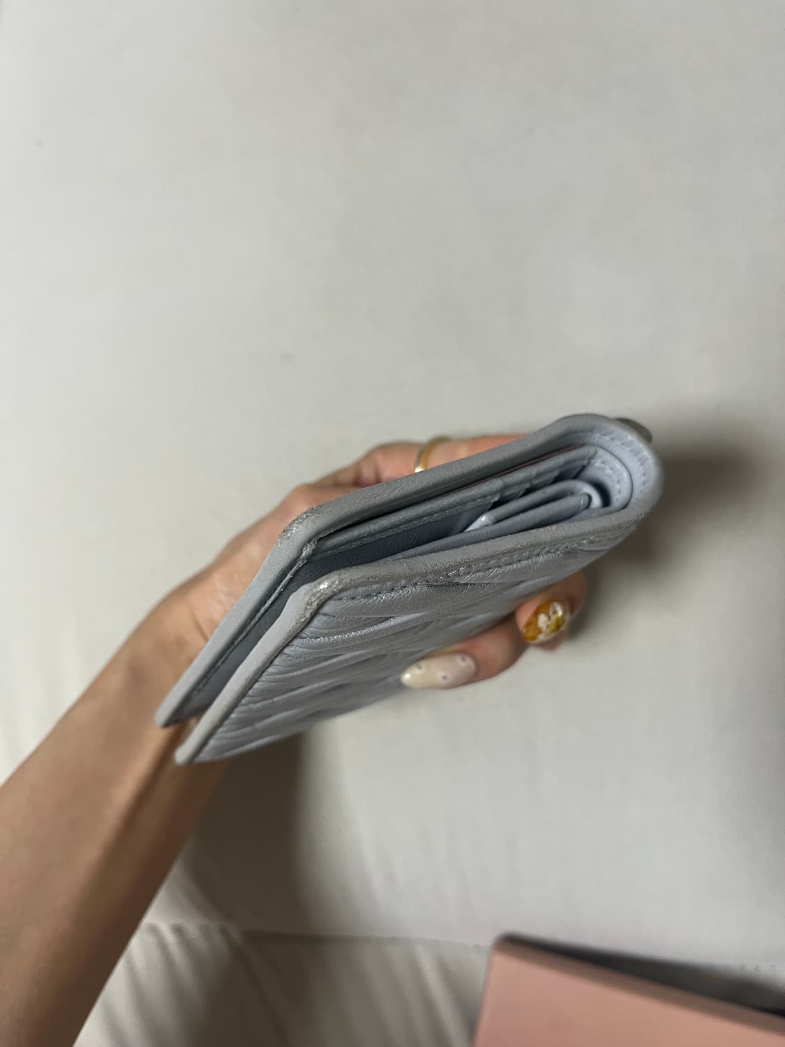 미우미우 마테라쎄 나파 가죽 반지갑 정가 930,000원  상품이미지7