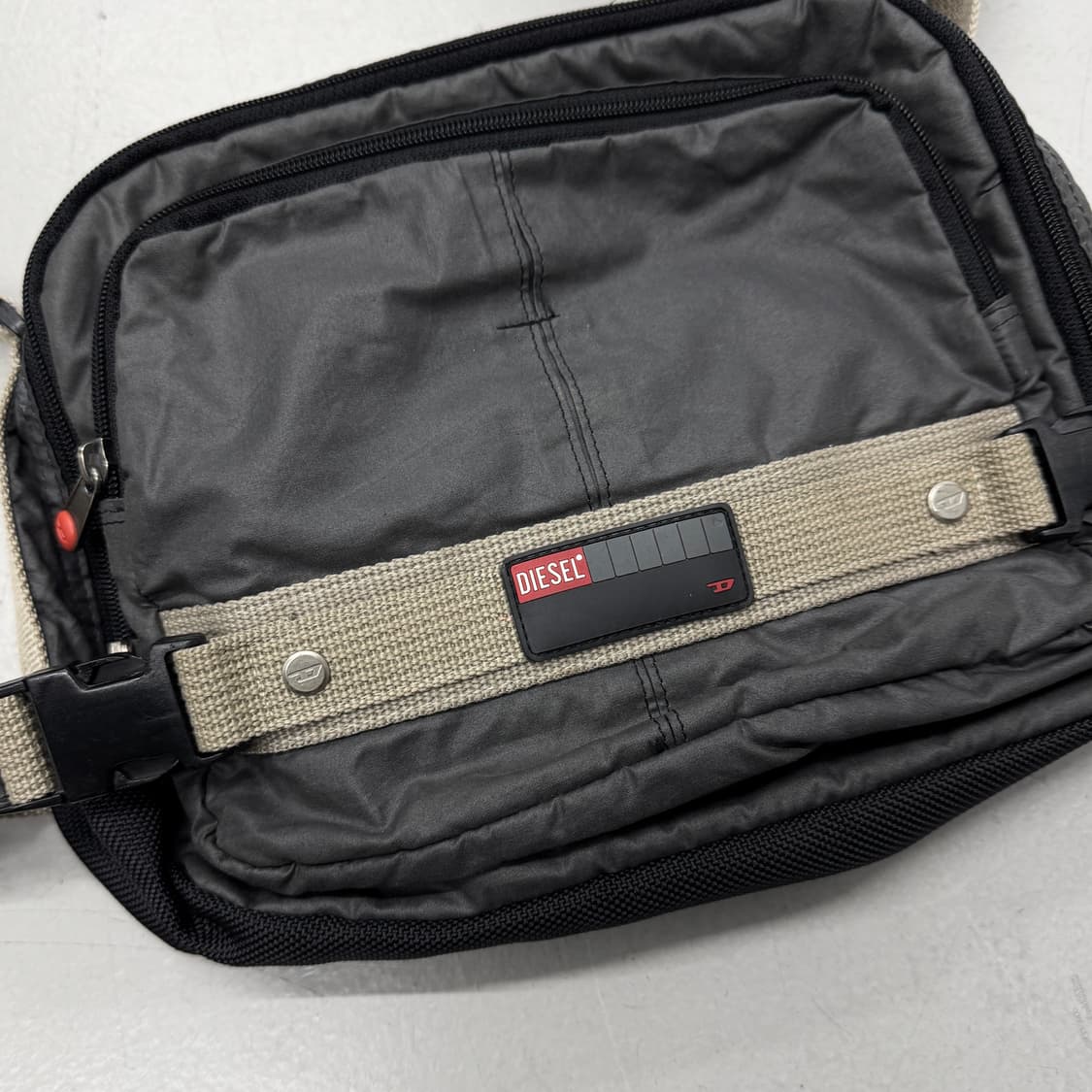 디젤 테크니컬 미니 크로스백 상품이미지3