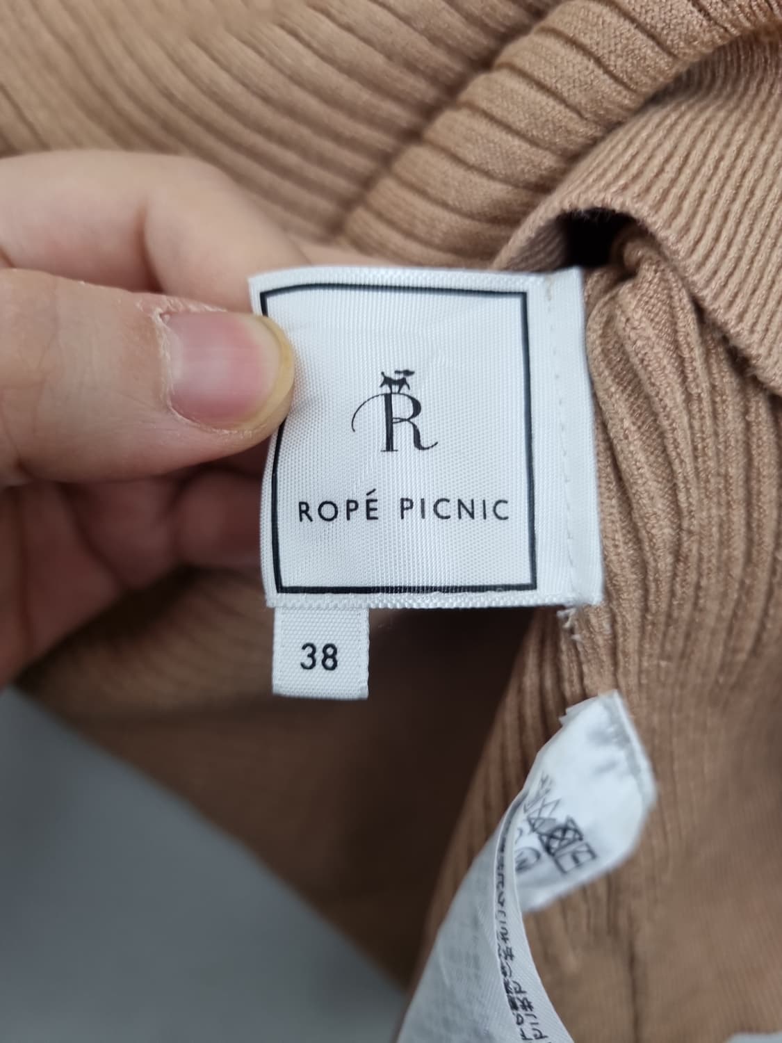 로페 피크닉 브이넥 니트  상품이미지5