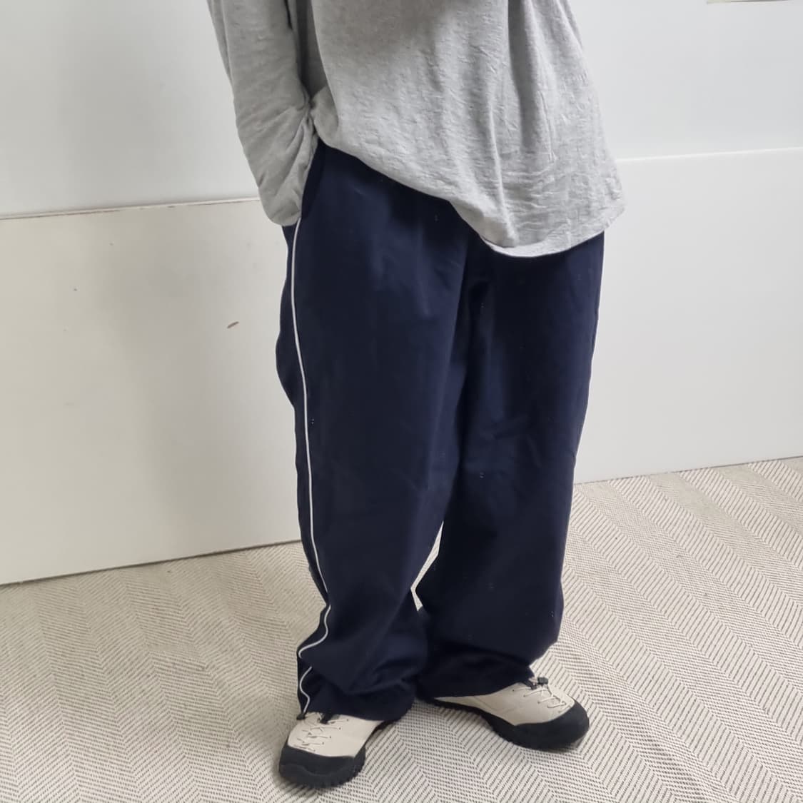 네이비 오버핏 라인 트레이닝팬츠  상품이미지3