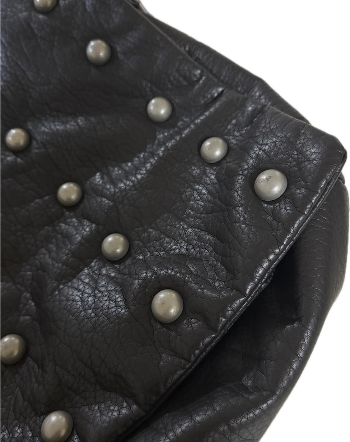 플리즈프로젝트 스터드 레더 메신저백 다크브라운 상품이미지4