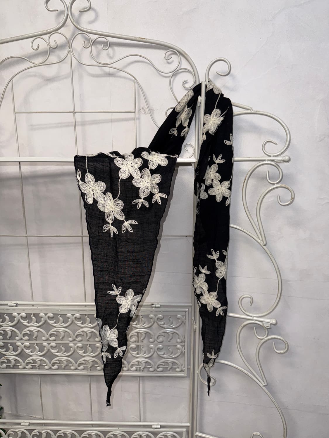 Black & white flower embroidered scarf 상품이미지1