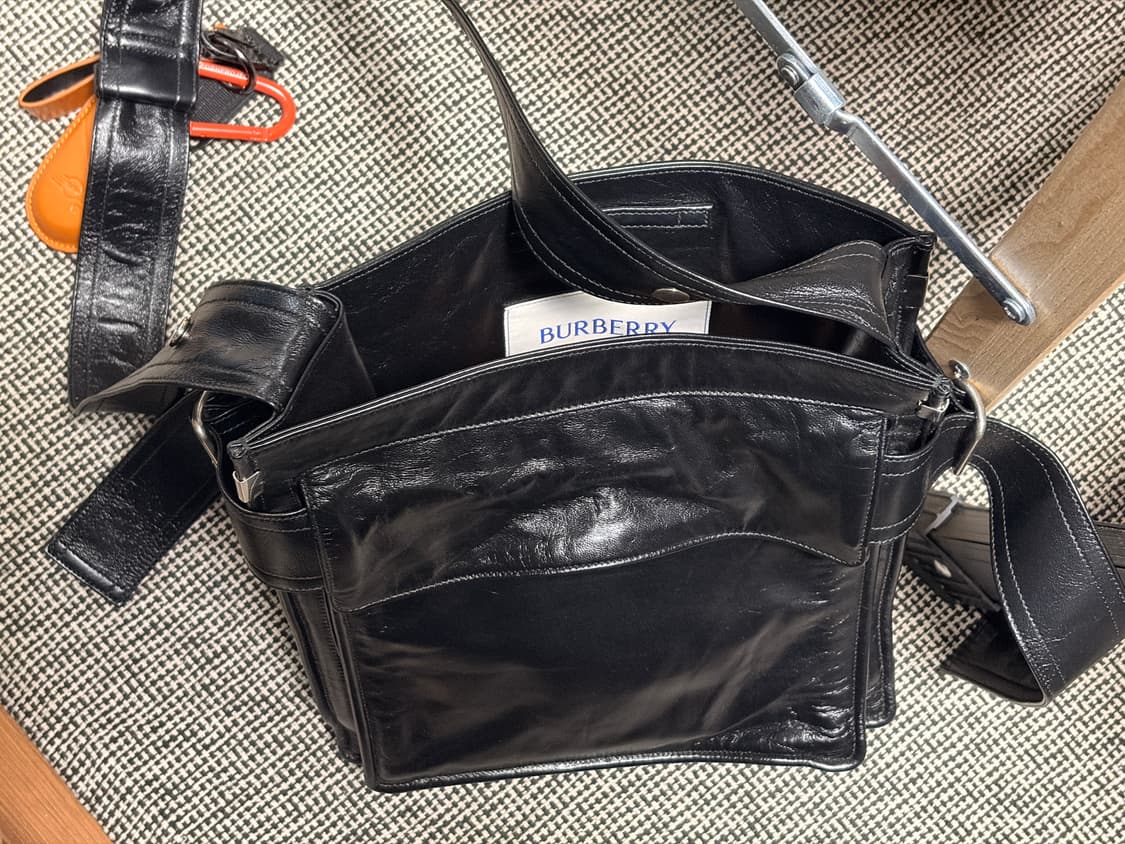 버버리 헌터 토트백 블랙  상품이미지1