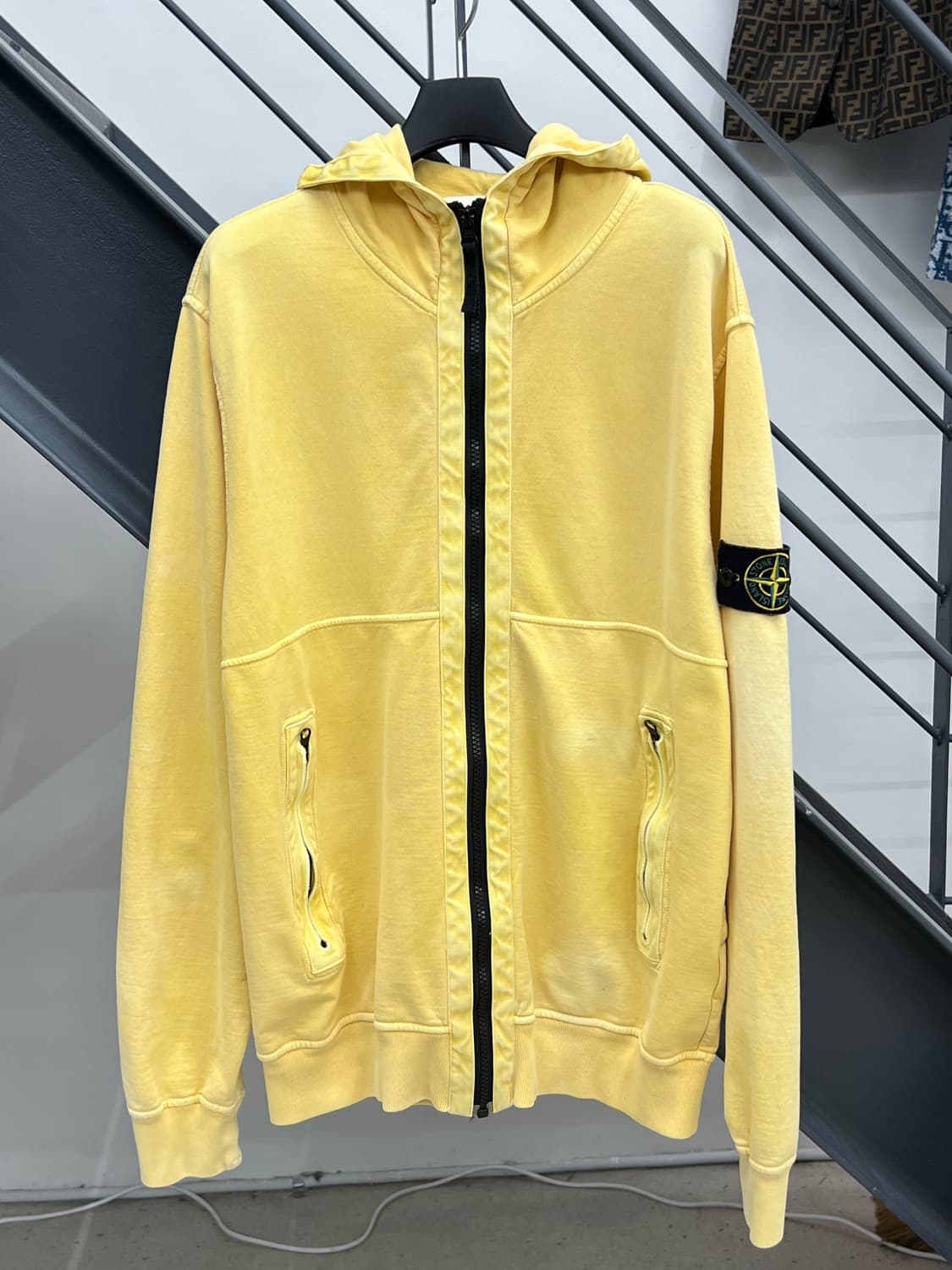 스톤아일랜드 와펜 옐로우 워싱 후드집업 상품이미지1