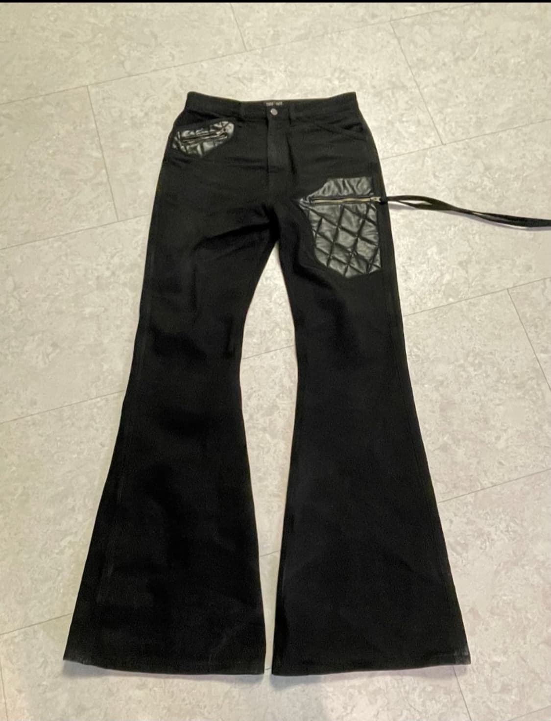 Emostanceclub 가죽 패치 바지 구해요 상품이미지1