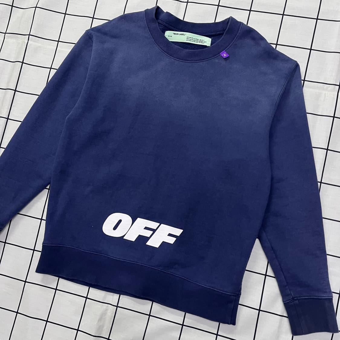 오프화이트 네이비 맨투맨 상품이미지1