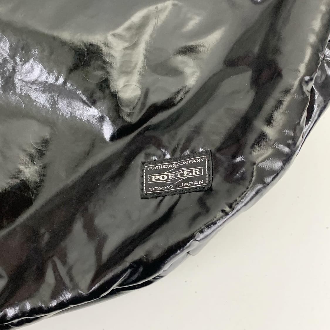 요시다 포터 블랙 유광 에나멜 크로스백 상품이미지3