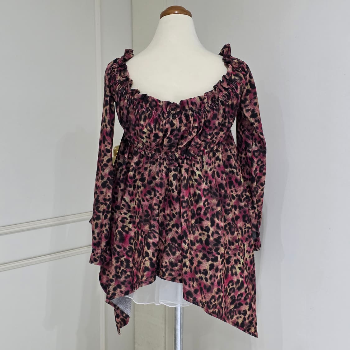 레오파드 스모크 오프숄더 언발 블라우스 상품이미지4