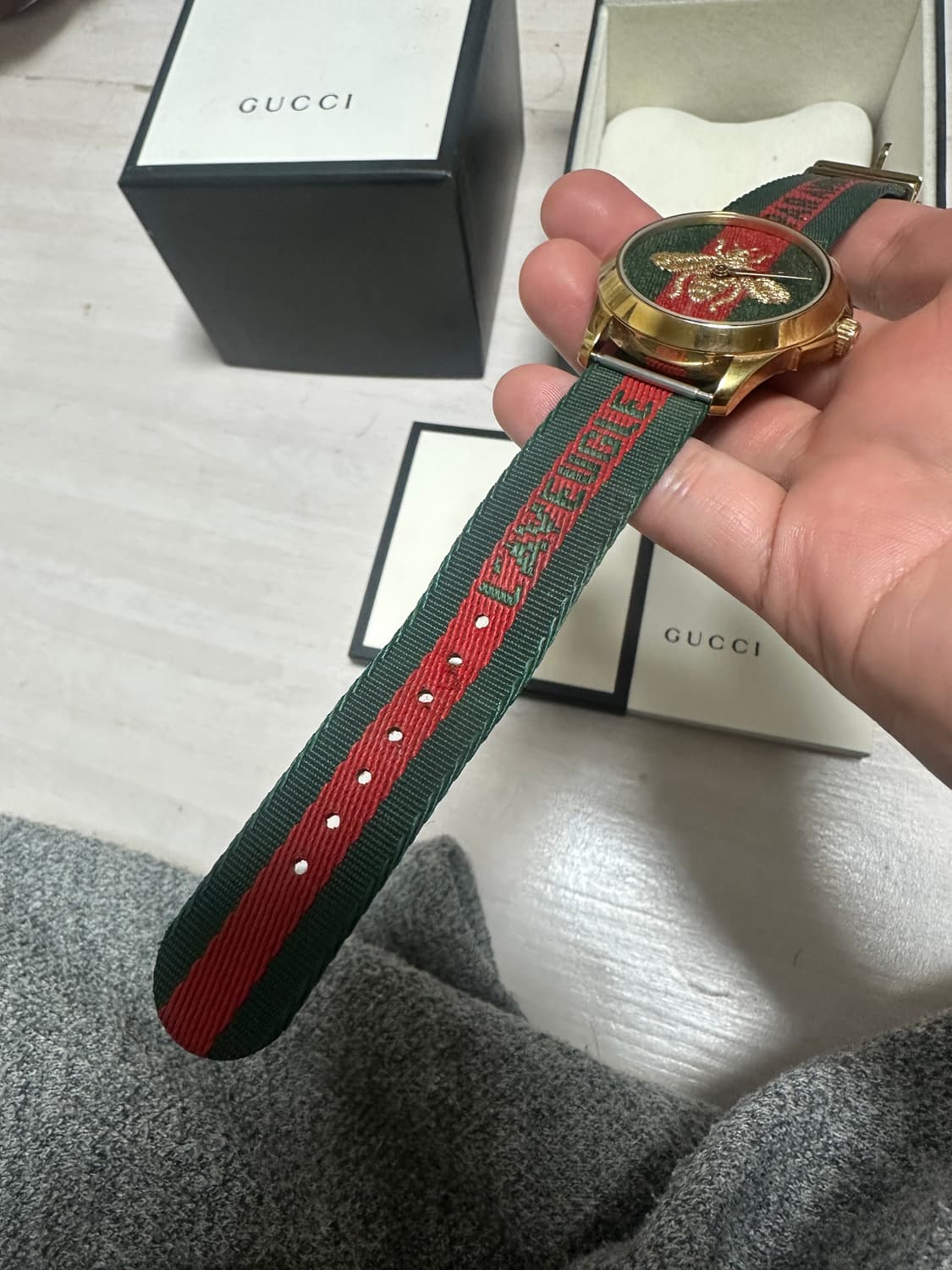 구찌 YA126487B 르 마르셰 드 메르베이 벌 공용 나토시계 상품이미지9