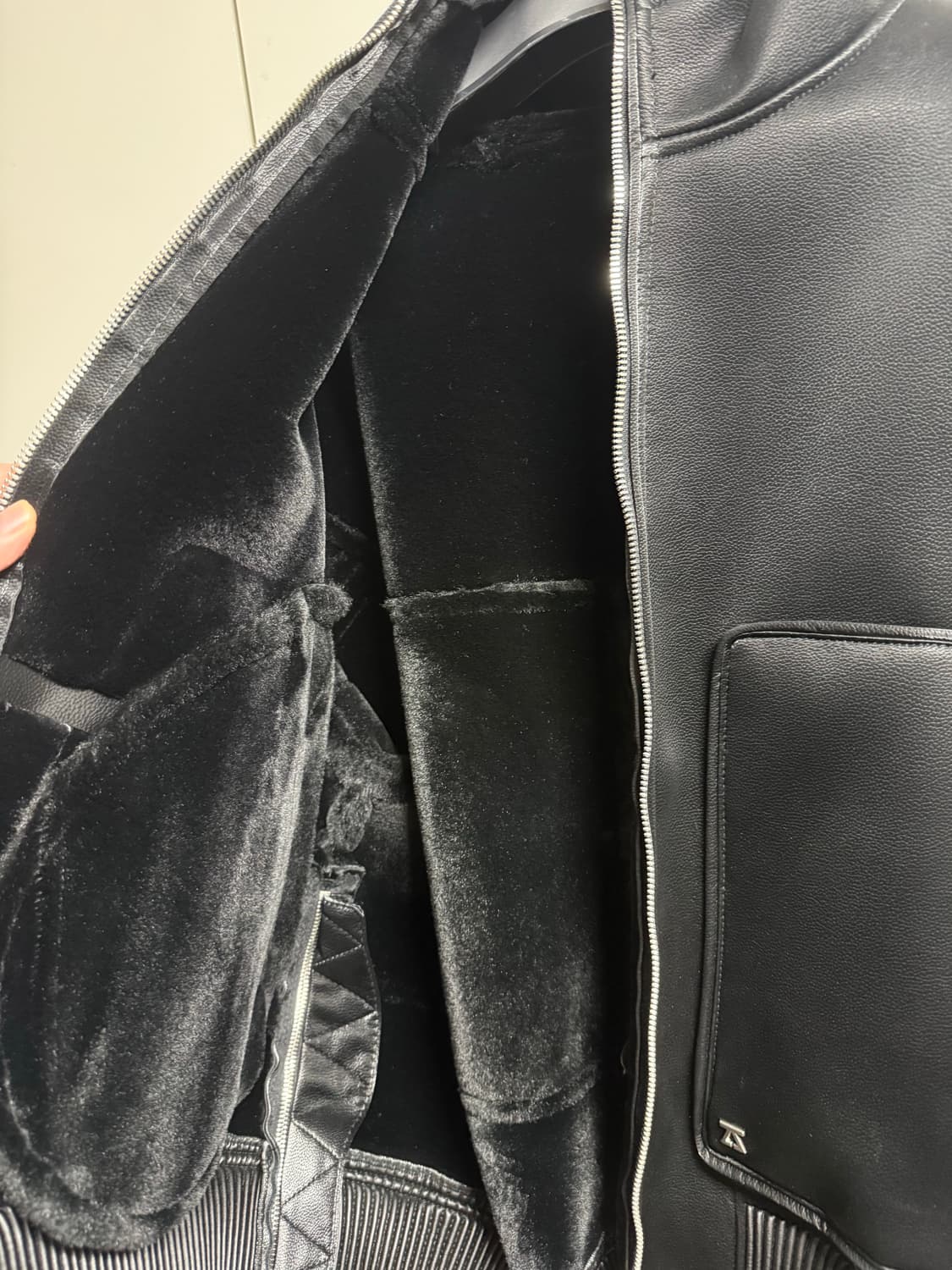 송지오 하이그로시 후드 시어링 점퍼 블랙 95 상품이미지3