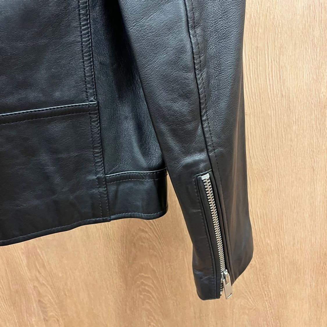 비이커 레더 자켓 지퍼 커프스 사선 클로징 포켓 디테일 레귤러핏 블랙 상품이미지6