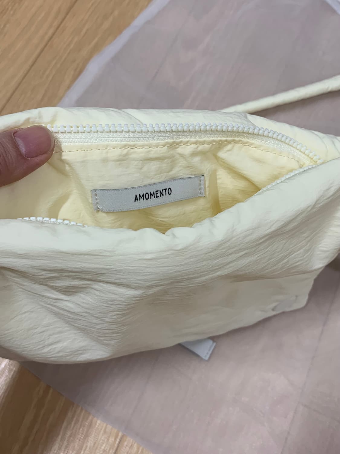 아모멘토 패딩 크로스백 상품이미지3