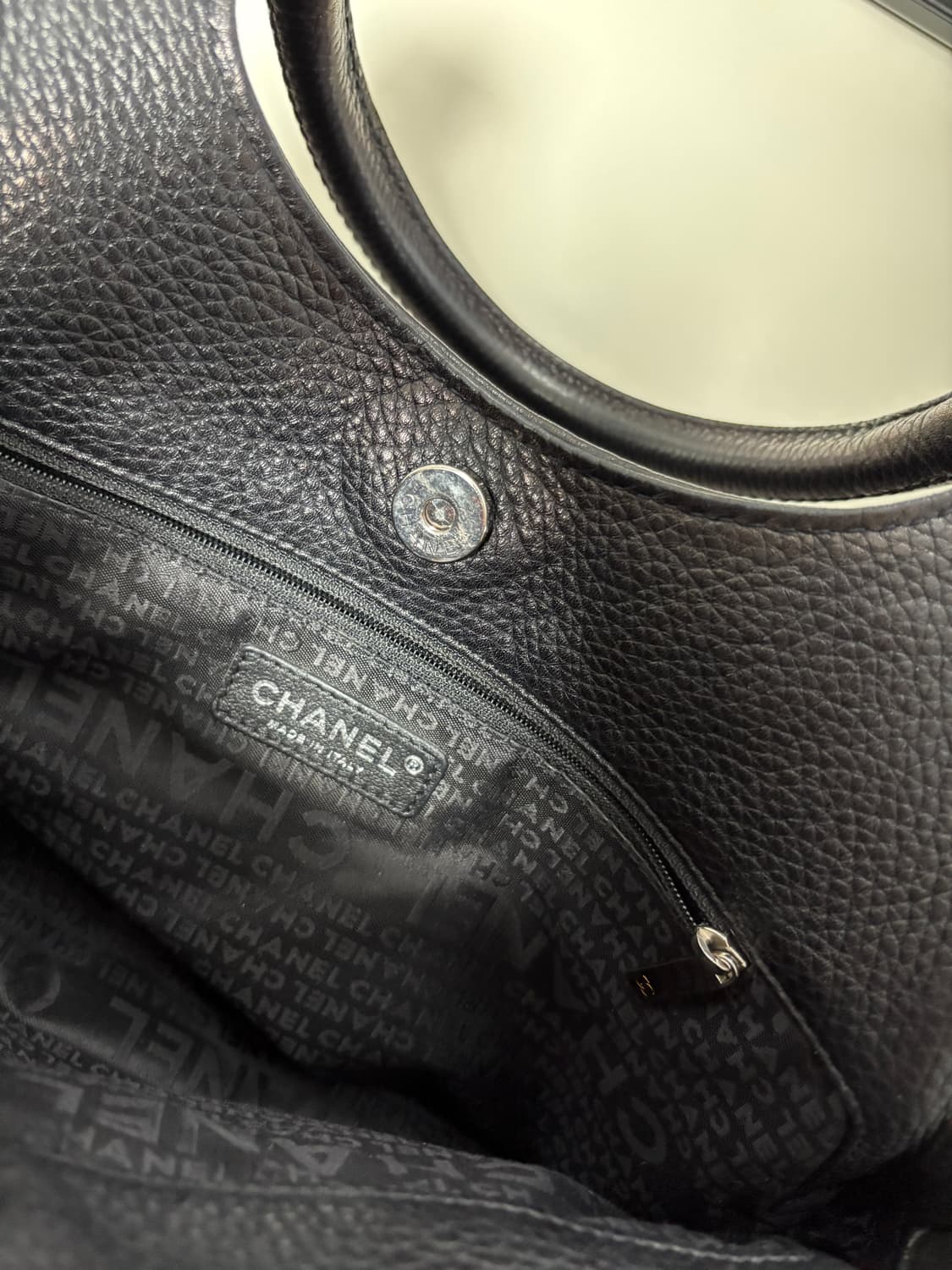 샤넬 블랙 레더 태슬 숄더백 상품이미지3