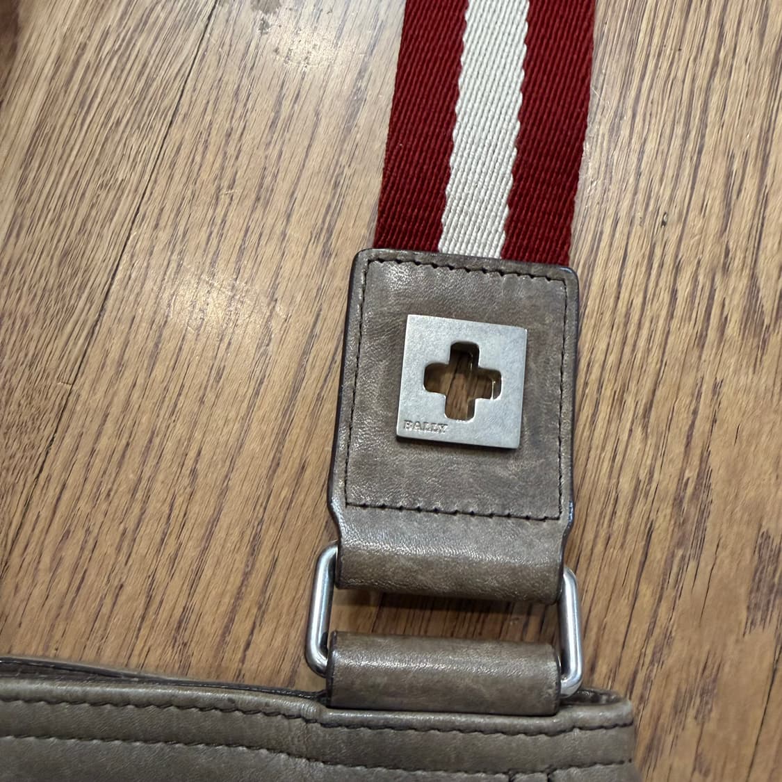 발리 시그니처 스트라이프 크로스백  상품이미지2