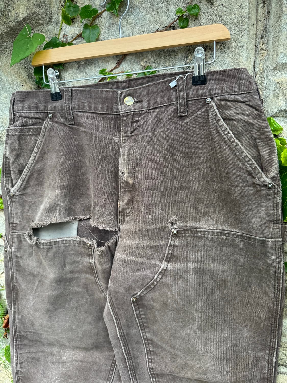 칼하트 b136 distressed 다크브라운 하드페이딩 더블니 팬츠 상품이미지3