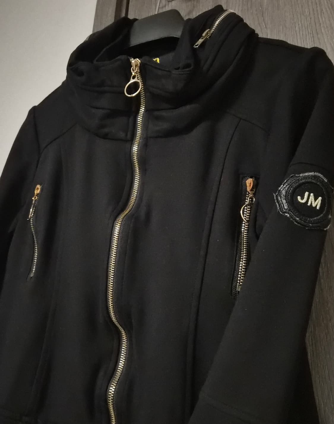 JM STYLE 하이넥 블랙 큐빅 레터링 자켓 상품이미지3