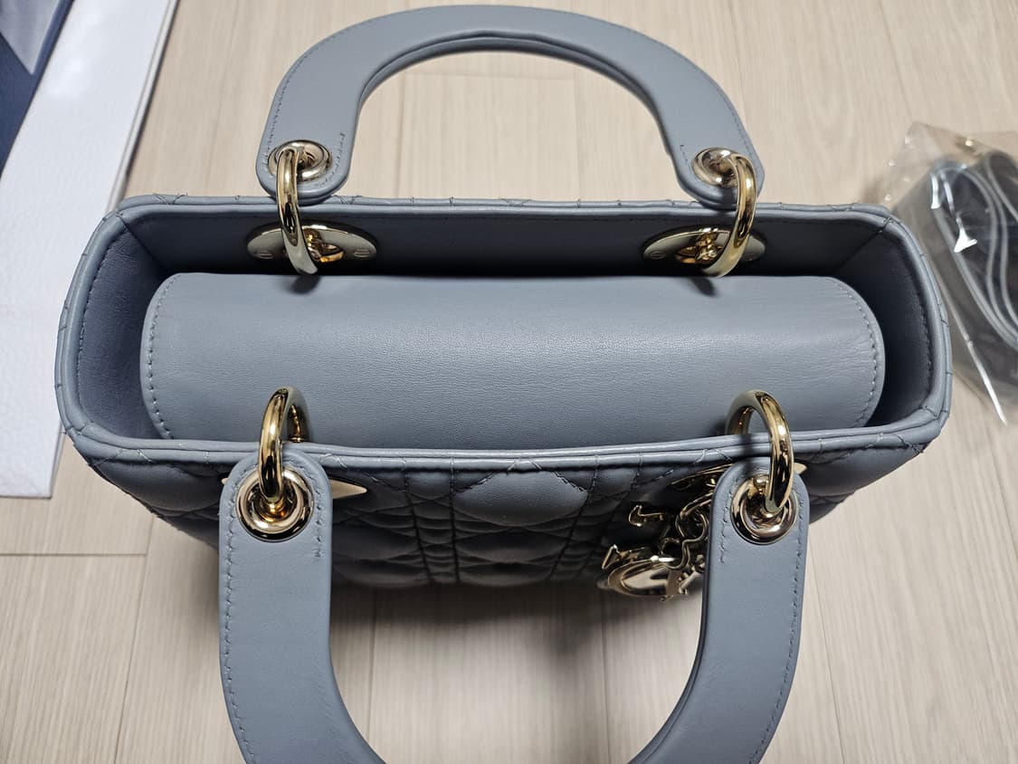 디올 레이디백 미니 블루 그레이 램스킨퀼팅백 상품이미지4