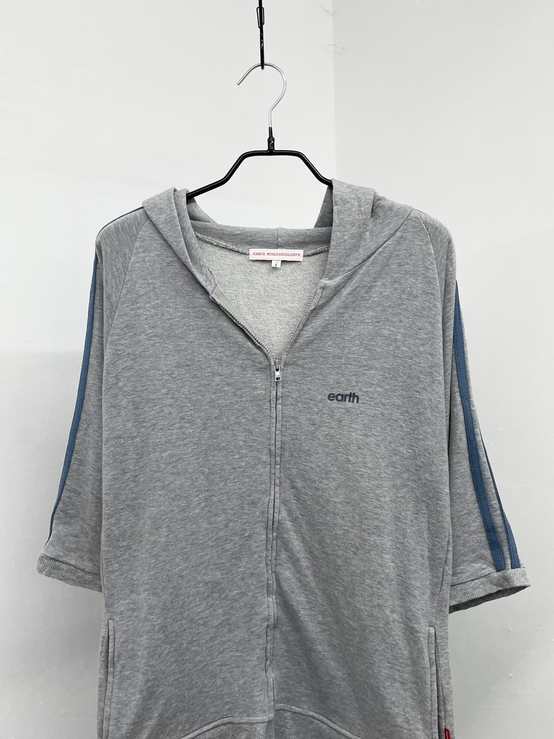 얼스뮤직앤이콜로지 그레이 로고 후드집업 상품이미지5